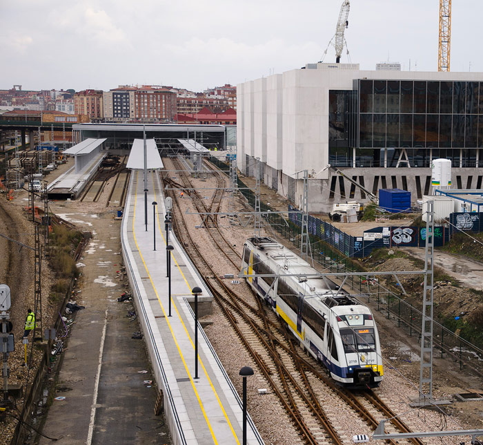 El primer tren sale de la nueva estación provisional. Foto J.A. Gómez