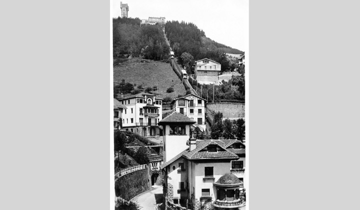 Fotografía del funicular de Igueldo tomada en los años cuarenta. Se observa la progresiva urbanización del entorno.