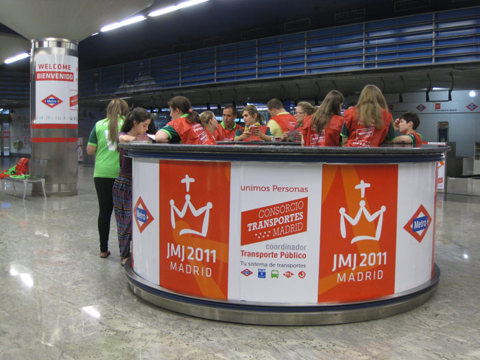 Voluntarios de la JMJ atendiendo a los peregrinos para resolver cuestiones vinculadas a la movilidad