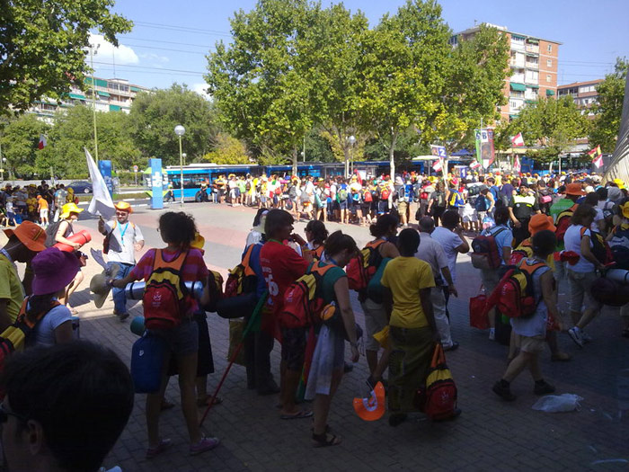 Interminables colas en el intercambiador de Aluche para acceder a los buses lanzadera con destino a Cuatro Vientos