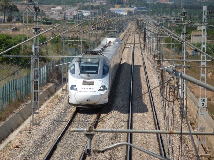 En la mayor parte de las líneas de Adif se circula por la derecha. Vista de un tren de la serie 120 de Renfe en el corredor Mediterráneo. Fotografía de Juanjo Olaizola Elordi