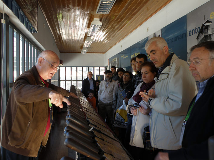 Entre las visitas tematizadas tenía especial atractivo la explicación del antiguo enclavamiento hidráulico de Algodor por los guías voluntarios del Museo