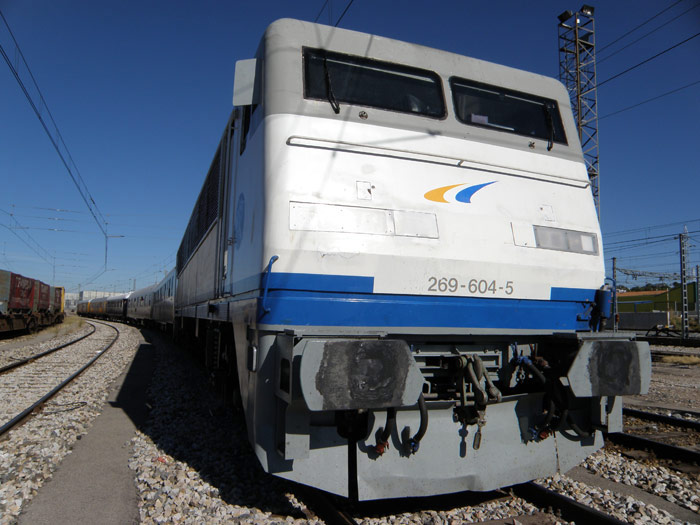 La Gata de los Amigos del Ferrocarril de Madrid en Santa Catalina, tras asumir la tracción del Tren Azul bajo catenaria