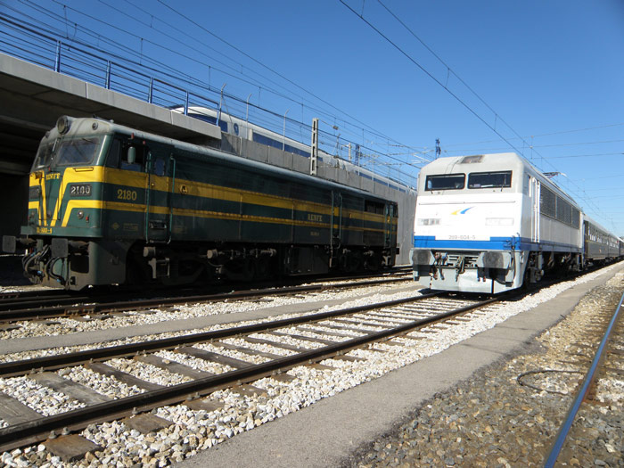 La locomotora diesel del Museo del Ferrocarril se retira hacia Delicias tras haber remolcado el Tren Azul desde el Museo, cediendo la tracción del tren a la 269