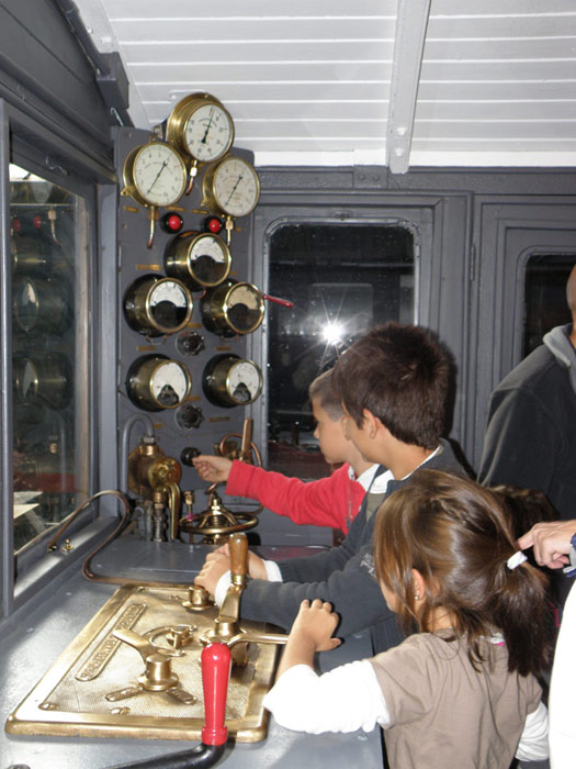 La lomotora 3 de Andaluces, brillantemente restaurada, recibió cientos de personas a bordo durante este dia