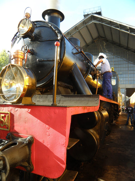 Un aficionado limpia con cuidado a la locomotora antes de su viaje hacia Villaverde