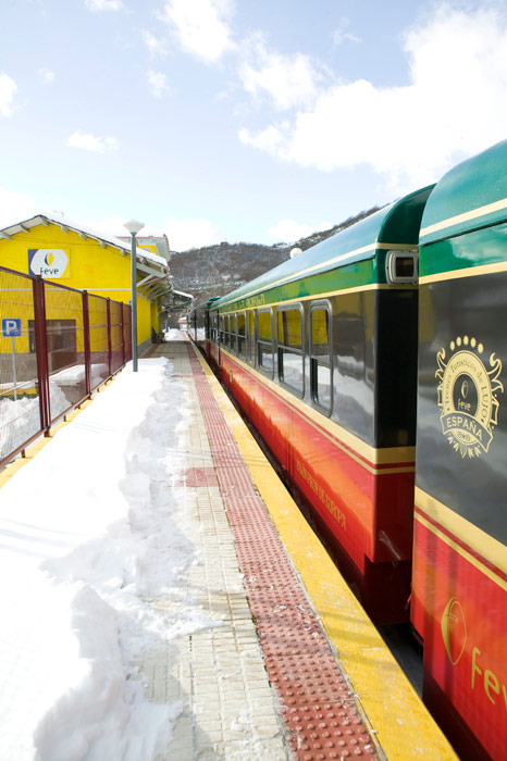 Andenes nevados de la estación leonesa de Matallana, con el tren a punto de partir