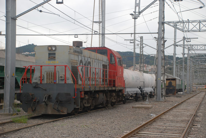 Tren herbicida remolcado por la 310.022 de Adif estacionado en la estación de Montcada bifulcación (Barcelona).  Foto: Marc Llinas