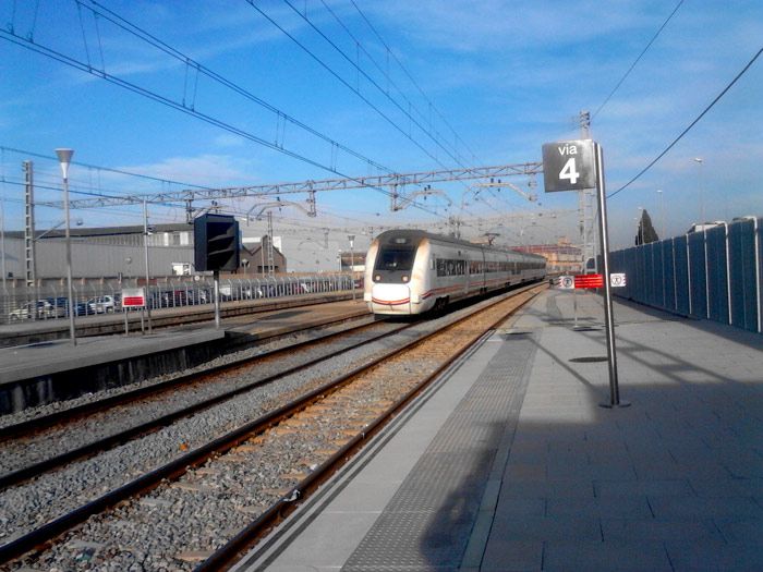 R2 cercanías Barcelona a la altura de la estación de Gavá.Foto: Sergi Martínez Curtido
