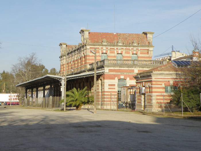 Vista desde el lado de las toperas finales del edificio de la estación