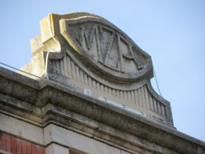 Medallón con el logotipo de MZA situado en la fachada principal de la estación.