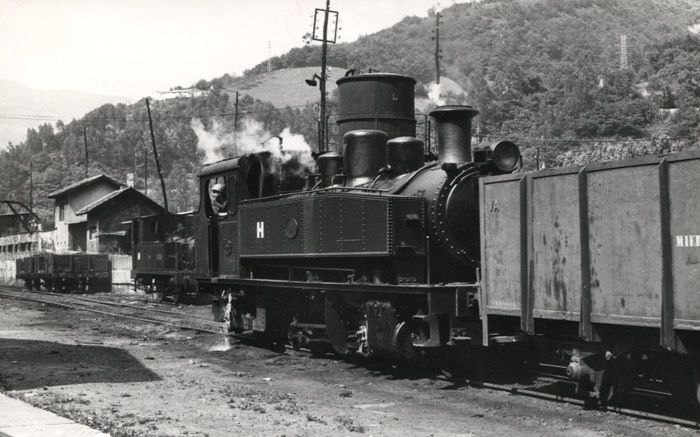 La locomotora VA 8 en Mieres hacia 1971 en sus últimos tiempos de servicio. Foto JJ Wiseman.