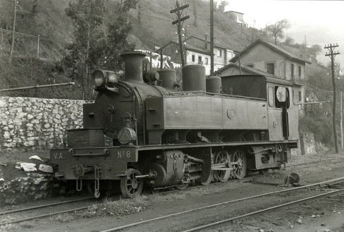 Locomotora VA 8 en Figaredo hacia 1968. Foto Fernando Llauradó. 