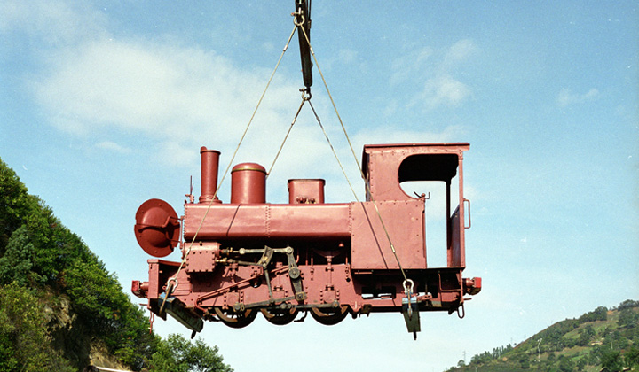 Traslado de la SHE 5 al Museo del Ferrocarril tras el fin de la primera fase de su restauración en 1996