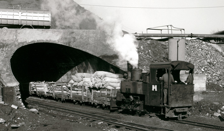 Un tren con sacos de forraje para las mulas de mina en el paso inferior del pozo San Jorge. h. 1965. Foto: Fernando Llauradó