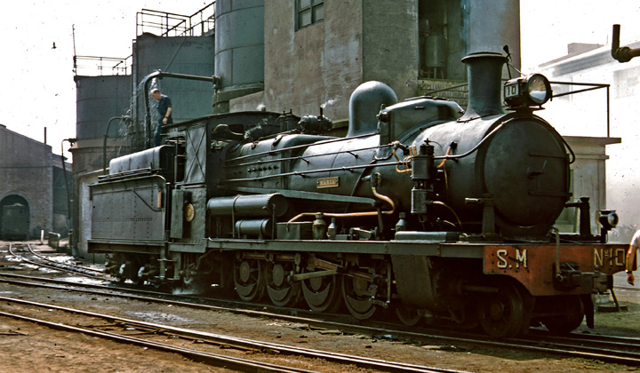 Locomotora Nº 10 del ferrocarril de Sierra Menera, fotografiada en Puerto de Sagunto en 1960 por Peter Willen