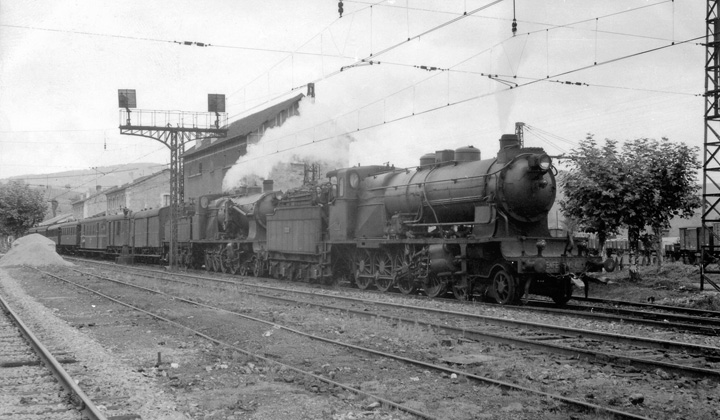 Doble tracción de locomotoras de la serie 4000 de Norte en la estación de Alsasua. Fotografía de Christian Schnabel
