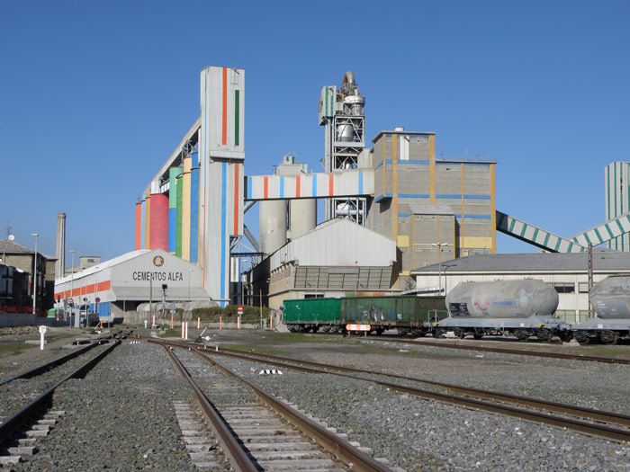 Vagones de Renfe situados junto a la factoría de Cementos Alfa en Mataporquera