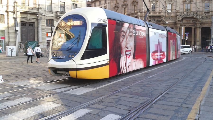 Muchas unidades de tranvía están tuneadas con anuncios publicitarios