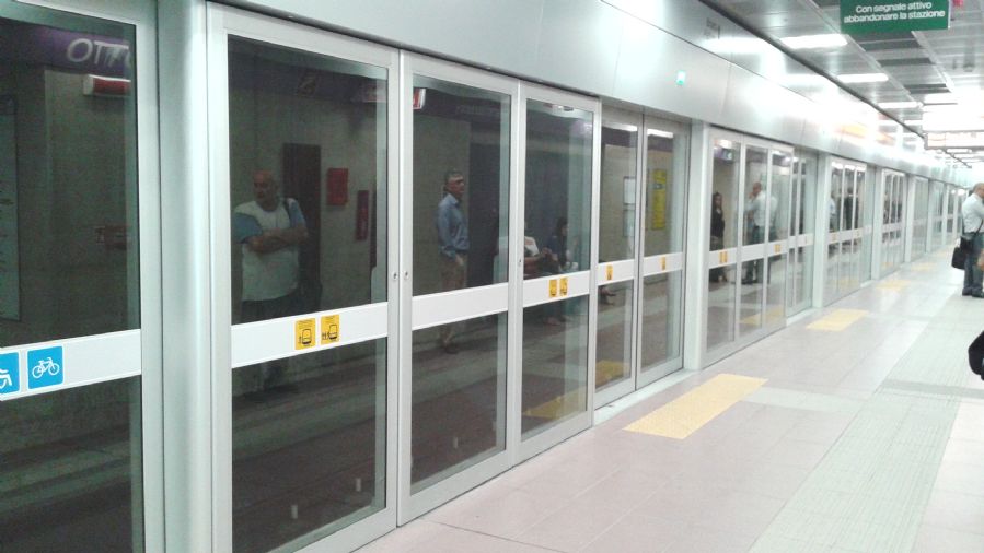Precisamente este mes de junio, a tiempo para recibir el congreso de la UITP, ha entrado en servicio la línea automática de metro, la 5, donde se aprecian las necesarias puertas de andén