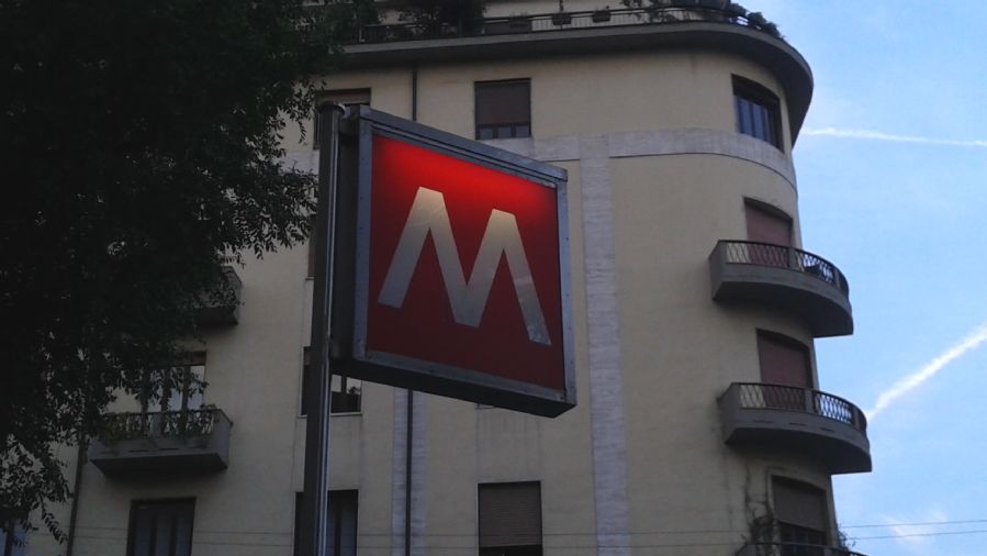 Detalle del logotipo de Metro de Milán