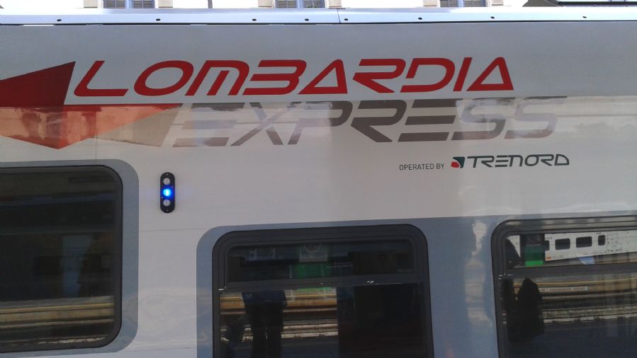 Desde el centro de la ciudad parten los Lombardia Express sirviendo también la relación con el aeropuerto de Malpensa