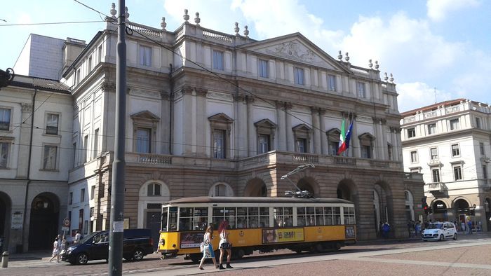 El tranvía circula por el centro histórico de Milán adonde se accede hasta el mismo teatro de La Scala