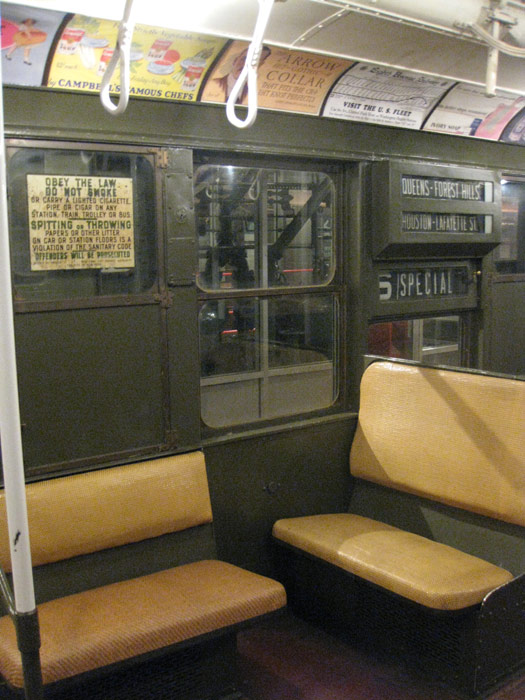 Detalle interior asientos madera y enea
