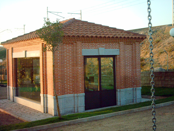 Pequeño edificio construido en el museo etnológico de Navalperal de Pînares (Ávila) donde se ha acogido el antiguo enclavamiento de palancas 