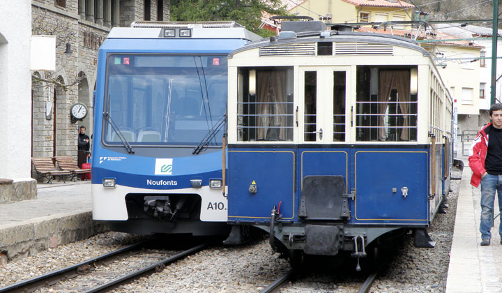 En la estación de Ribes-Vila se cruzan el tren histórico con el moderno automotor eléctrico articulado tipo GTW 2/6, el  A-10 bautizado como Noufonts, en la estación de Ribes-Vila: 72 años separan uno de otro tren. 