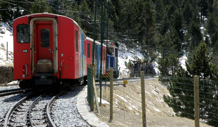 El tren formado por la locomotora diesel DM-6 y los coches suizos Sport Wagen camino de Ribes, dejan la Vall de Nuria