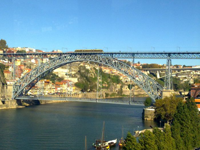 Una composición de Metro de Oporto circula por el puente Don Luis I