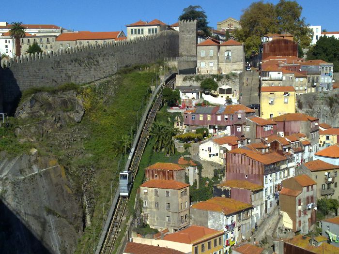 El funicular Dos Guindais comunica la parte alta de Oporto con la zona de ribera