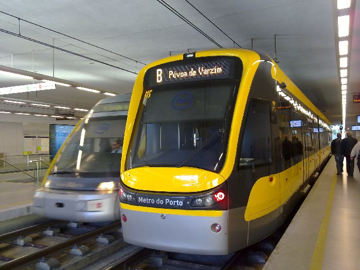 Dos composiciones de Metro de Porto en la estación de Trindade
