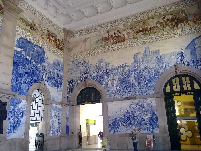 Los azulejos con la historia de Portugal decoran el vestíbulo de la terminal de Sao Bento
