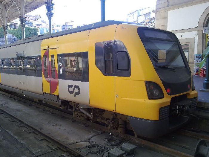Los trenes de la CP ofrecen servicio de largo recorrido y media distancia en Sao Bento