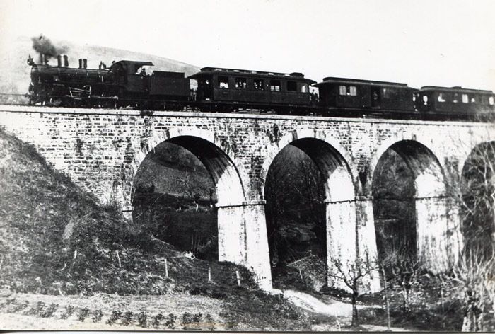 Tren del Plazaola a su paso por el viaducto de Lasarte. Archivo EuskoTren/Museo Vasco del Ferrocarril