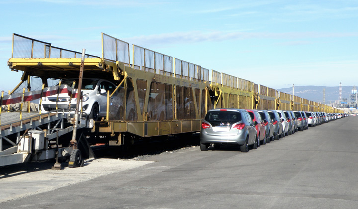Fila de coches esperando su embarque en el tren