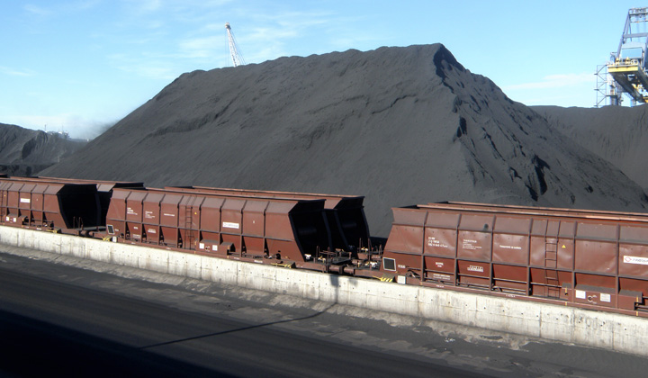 Inmensas montañas de carbón esperando su turno para el tren que las llevarán hasta la térmica de  Andorra