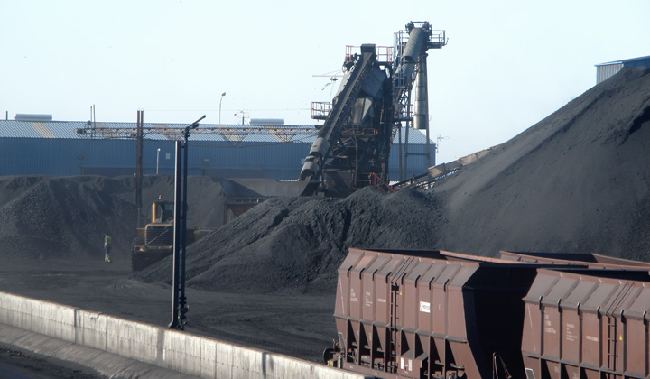 Las montañas de carbón crecen y bajan al ritmo de salidad y llegadas de trenes y barcos