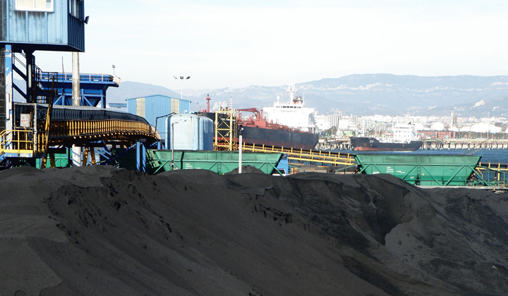 Paisaje barcos, carbón y vagones, el típico de la zona norte del puerto