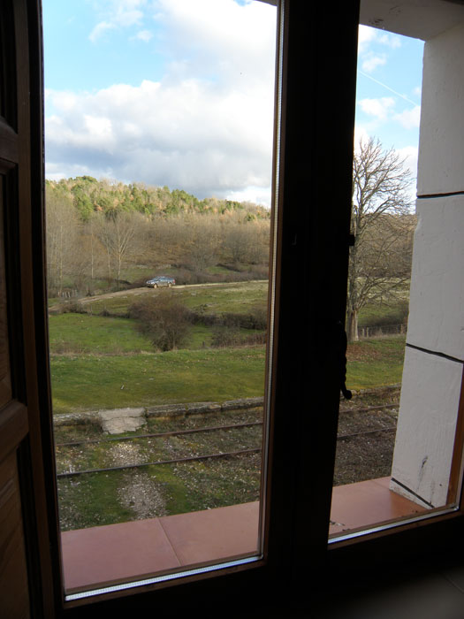 Vista de las vías y el bello paisaje que envuelve la estación desde una de las ventanas de los dormitorios
