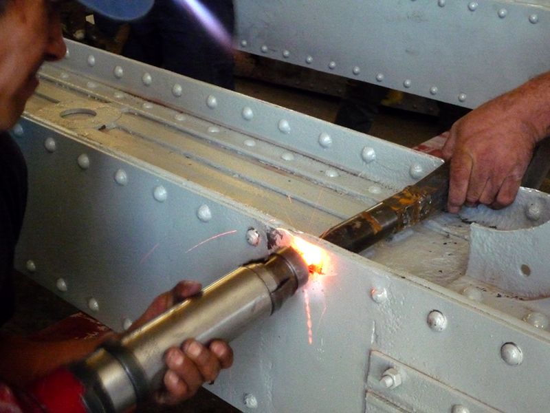 Técnica tradicional del roblonado en la estación de Aranjuez