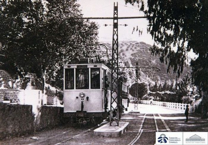 1964. Ferrocarril eléctrico de Granada a Sierra Nevada a su paso por Pinos Genil. (1964) Foto  Archivo Histórico Ferroviario. 