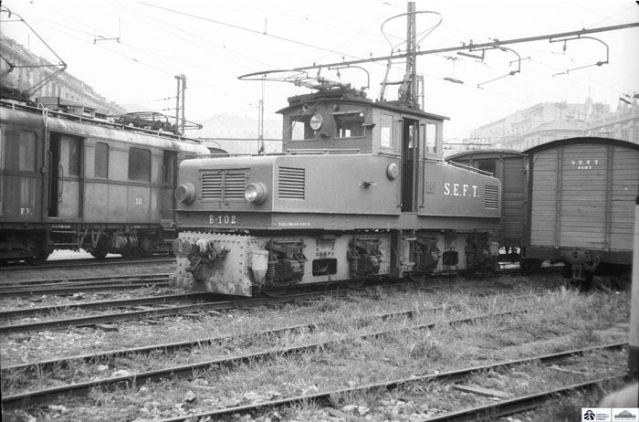 1972.Locomotora eléctrica tipo BoBo de la compañía SEFT en la estación de San Sebastián Amara. Foto Gustavo Reder Klingebeil.  Archivo Histórico Ferroviario.