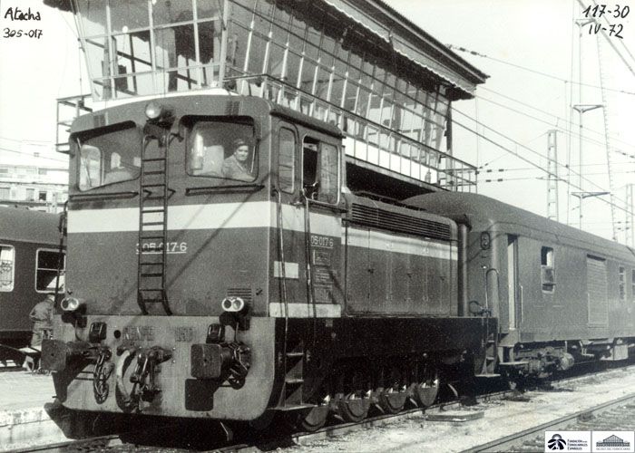 1972. Locomotora diesel - hidráulica 305.017 de la serie 305, ex serie 10500. (1972) Foto Justo  Arenillas. Archivo Histórico Ferroviario.