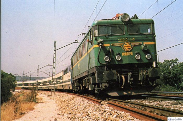 1980. Perspectiva lateral del Talgo Pendular remolcado por una locomotora eléctrica 269 -049 - 3, en la que puede observarse en el morro el logotipo de Renfe diseñado por Juan Toribio. (1980). Foto Archivo Histórico Ferroviario.