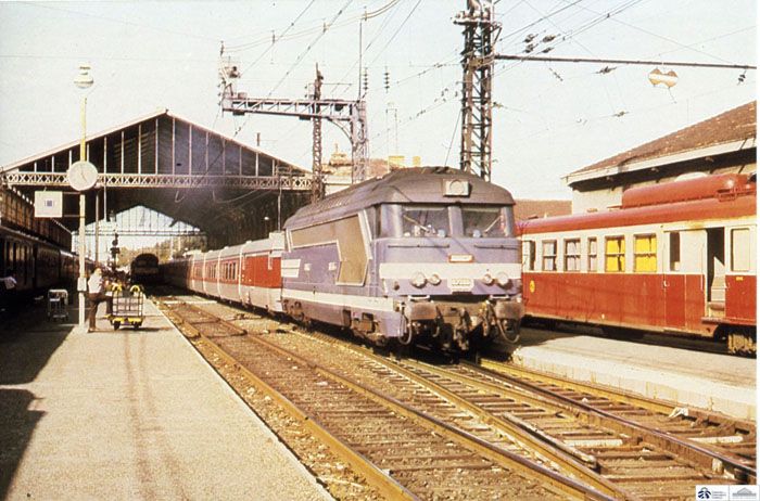 1980.El Catalán - Talgo en Narbona (Francia), remolcado por una locomotora serie 67400 de la SCNF.  (1980). Foto Justo  Arenillas. Archivo Histórico Ferroviario.