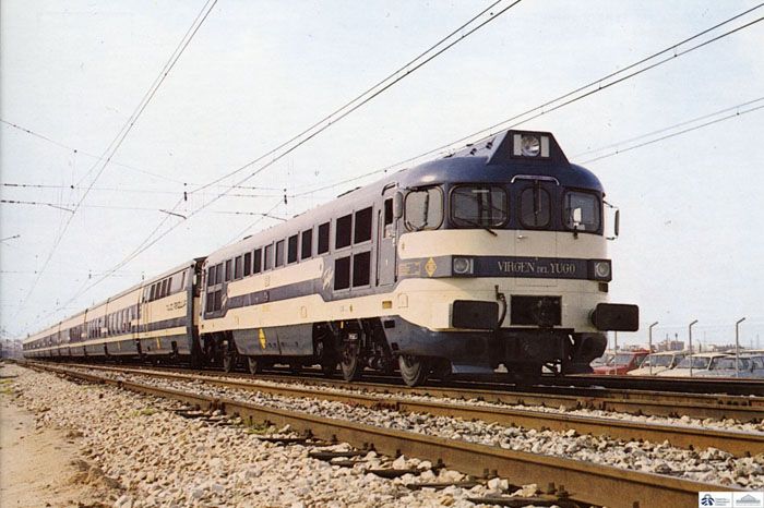 1980. El Talgo Pendular Madrid - París, remolcado por una locomotora 353. (1980) Foto M. González. Archivo Histórico Ferroviario.