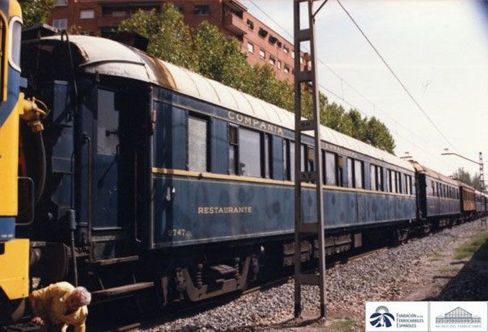 1989. Coche restaurante 2747 antes de restaurar en Madrid en 1989. Foto José María Valero.  Archivo Histórico Ferroviario.